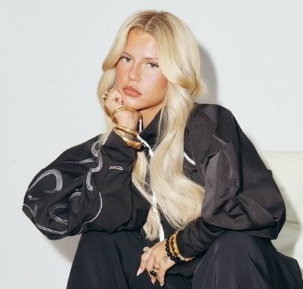 Who Is Singer Skye Newman? Age, Family Background, Biography & Music Career